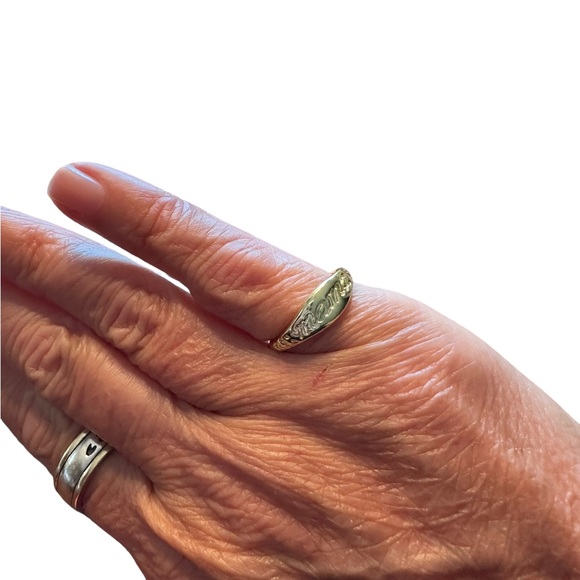 HOT DEAL!! 🔥 Gold “Mama” Floral Minimalist Ring - Picture 5 of 5